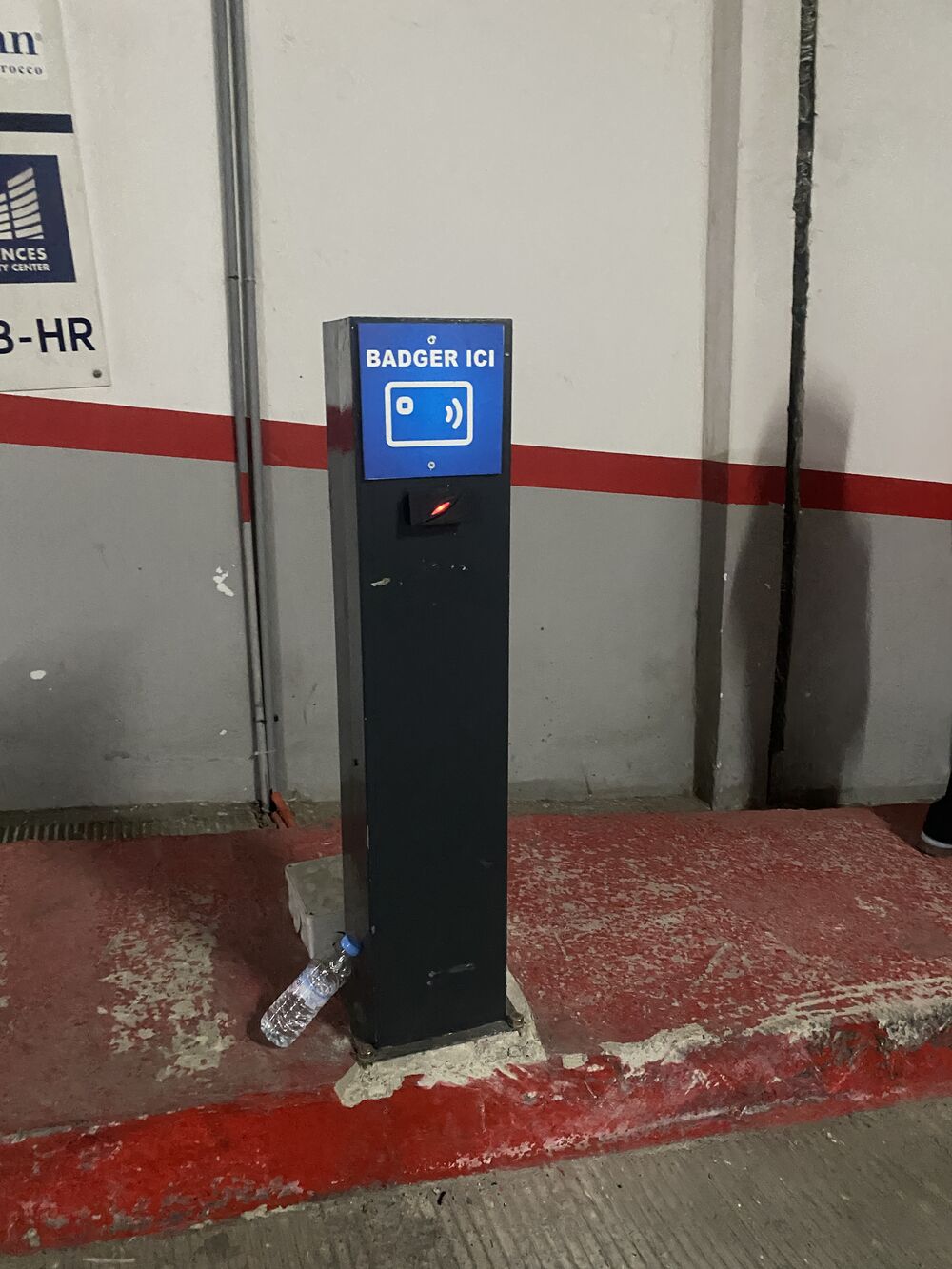 Borne « Badger ici » avec lecteur de badge dans un parking souterrain
