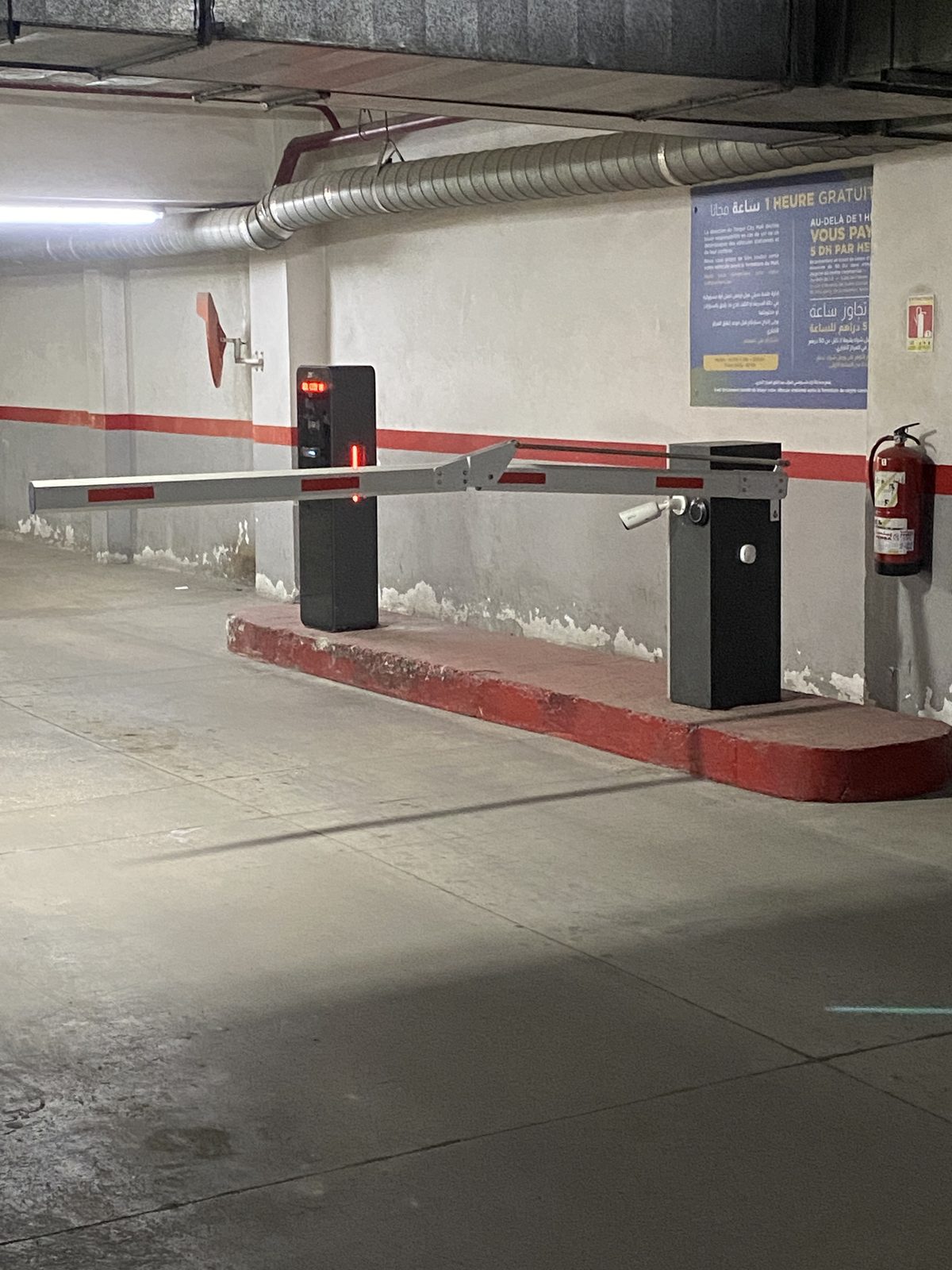 Barrière levante de parking de centre commercial installée par MPS