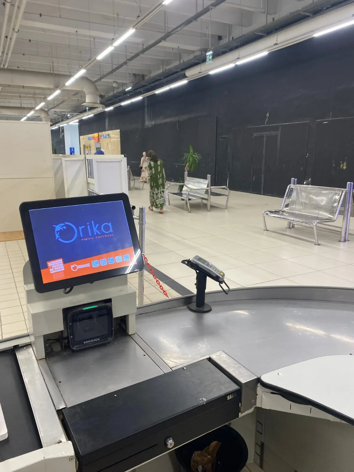 Caisse POS installée par MPS dans un supermarché
