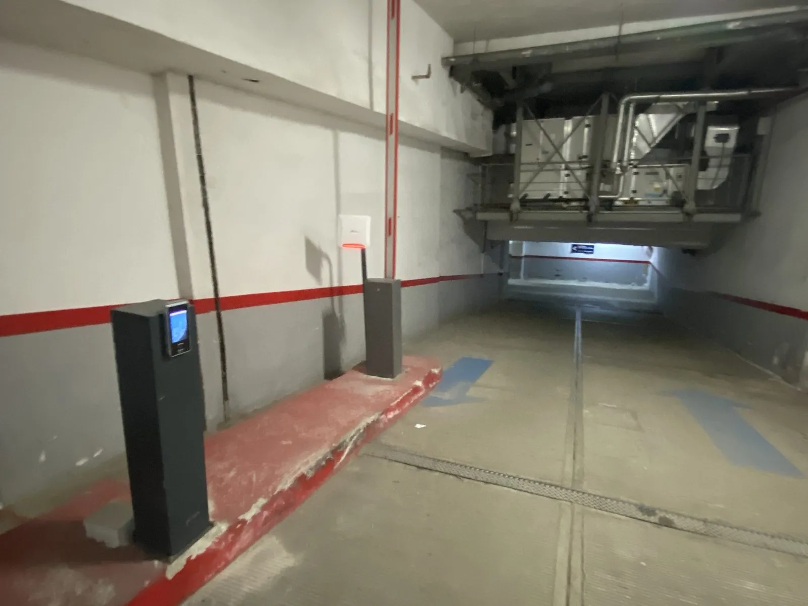 Borne de contrôle d'accès avec lecteur facial dans un parking