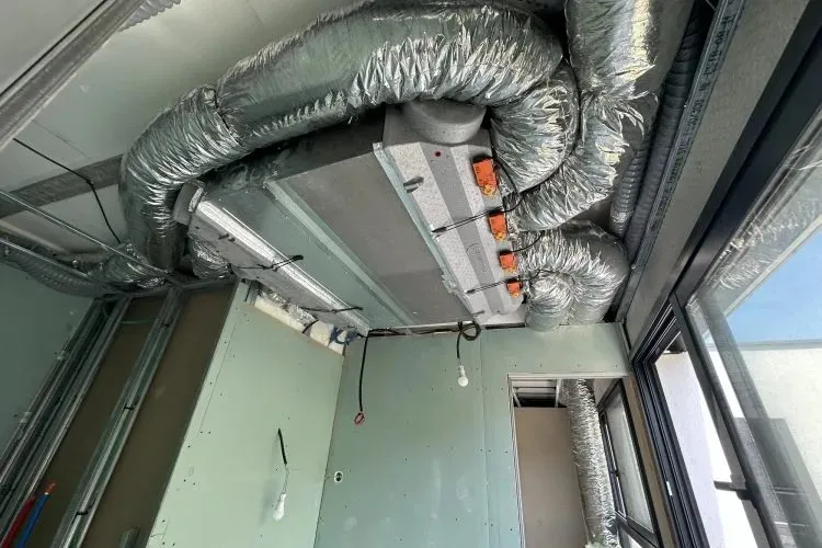 Climatisation gainable dans un faux plafond