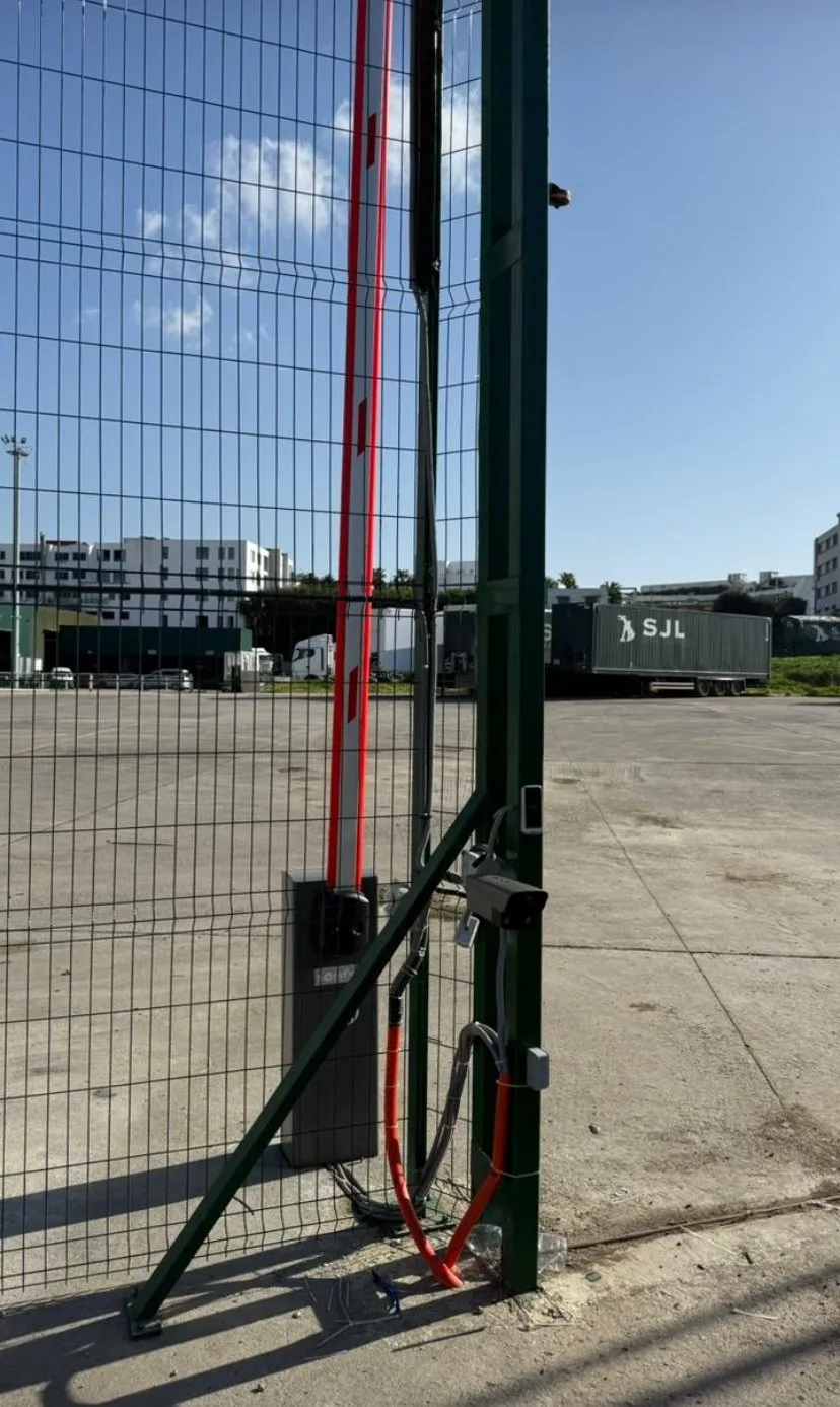 Barrière automatique avec lecteur et caméra de reconnaissance de plaque chez SJL Group