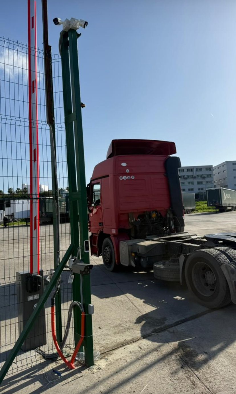 Accès camions sécurisé par barrière automatique chez SJL Group