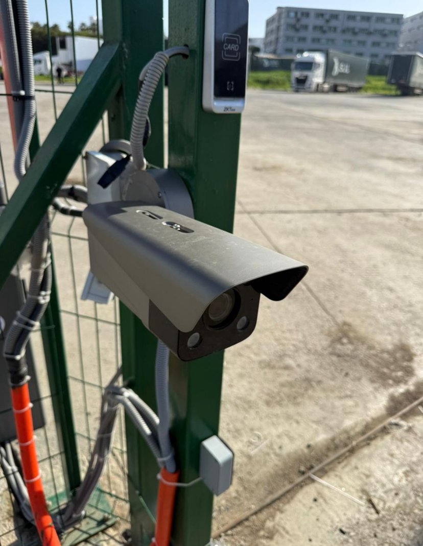 Caméra de reconnaissance de plaque installée chez SJL Group