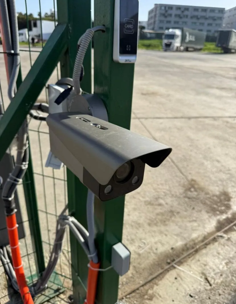 Caméra de reconnaissance de plaque installée chez SJL Group