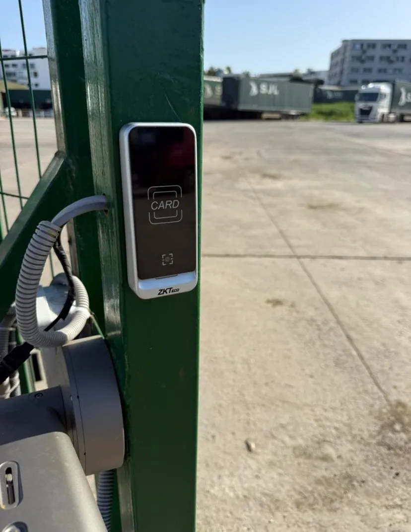 Lecteur d'accès ZKTeco installé chez SJL Group