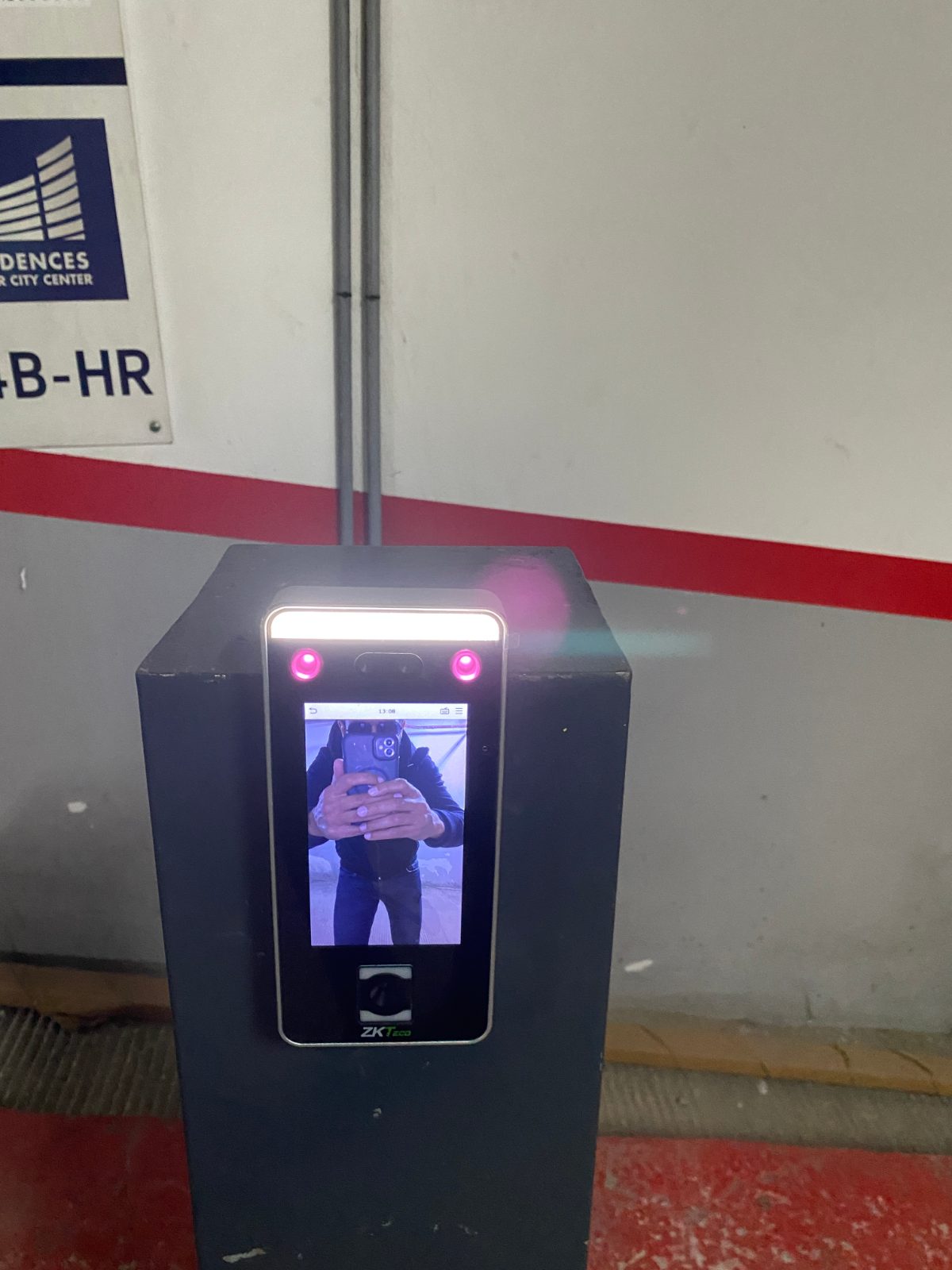 Terminal de reconnaissance faciale dans une résidence