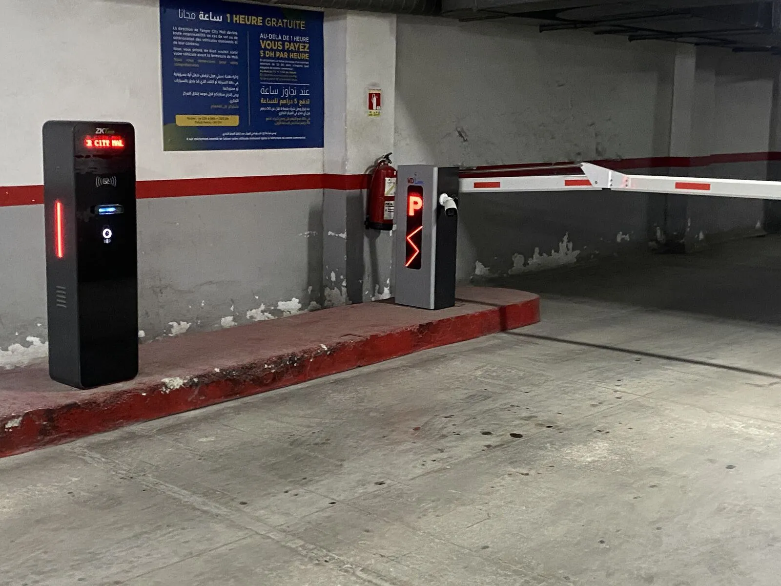 Entrée de parking de centre commercial à Tanger : borne d’accès ZKTeco, barrière automatique, indicateur P et caméra