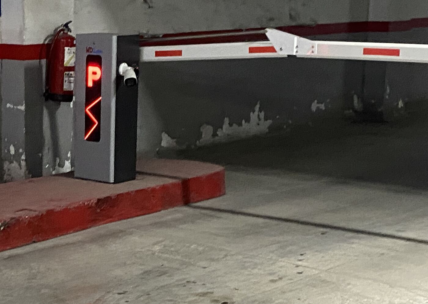 Barrière de parking payant avec indicateur lumineux P et caméra de surveillance