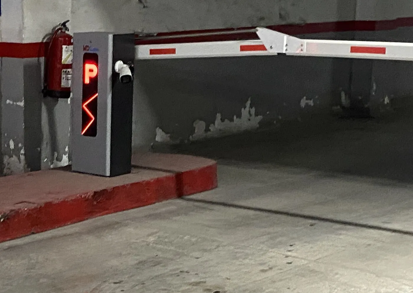Barrière de parking payant avec indicateur lumineux P et caméra de surveillance