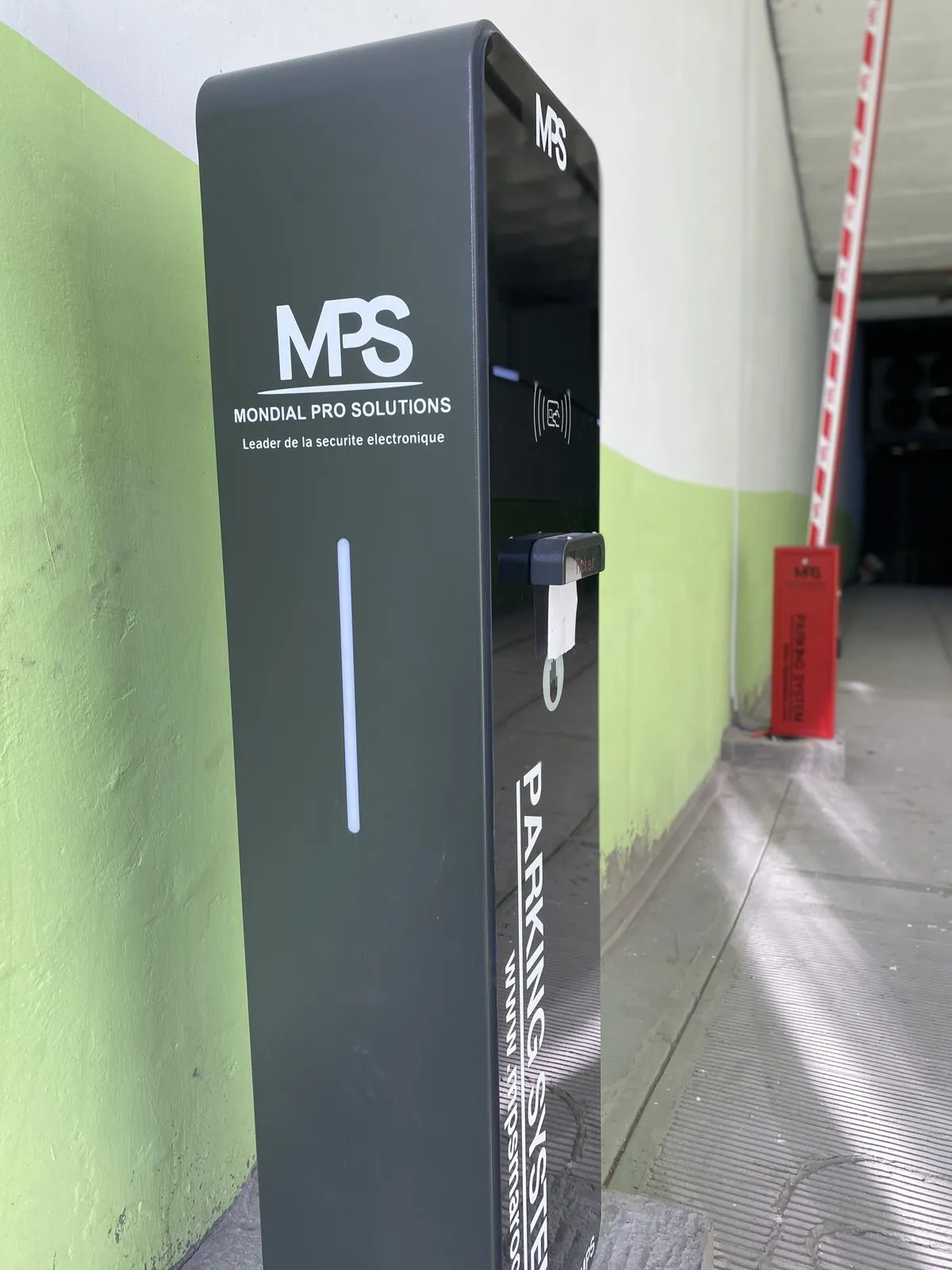 Borne à ticket MPS et barrière d’un parking payant à Casablanca