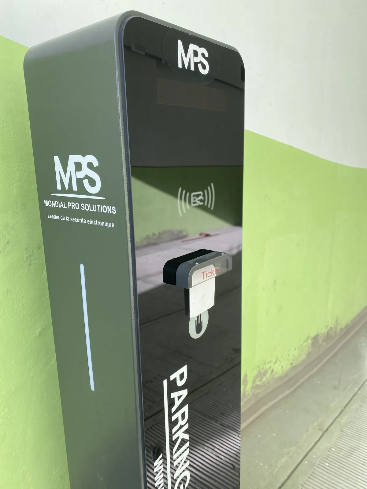 Borne ticket et lecteur de badge du parking MPS à Casablanca