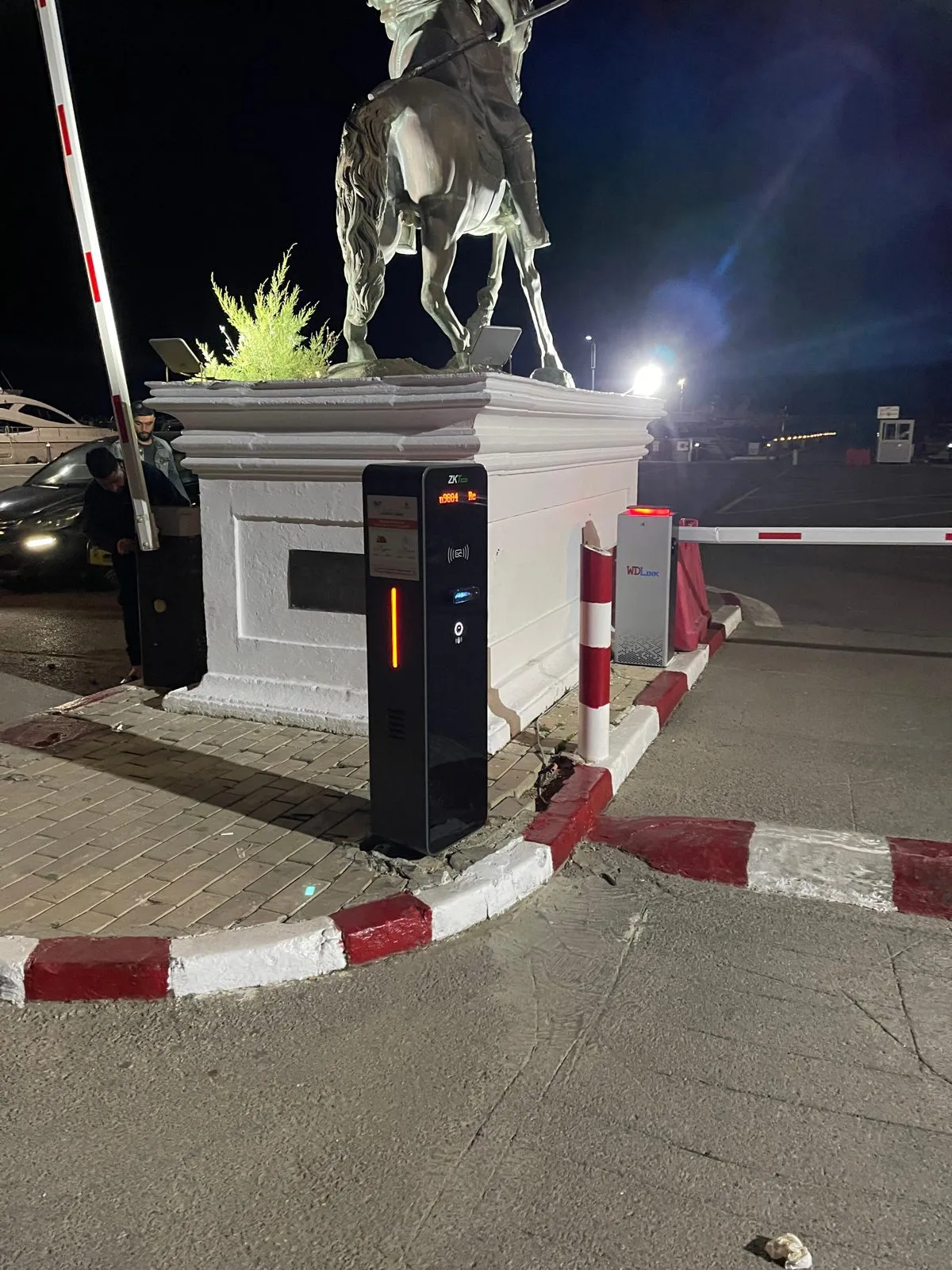 Borne ticket et barrière du parking de Marina Smir