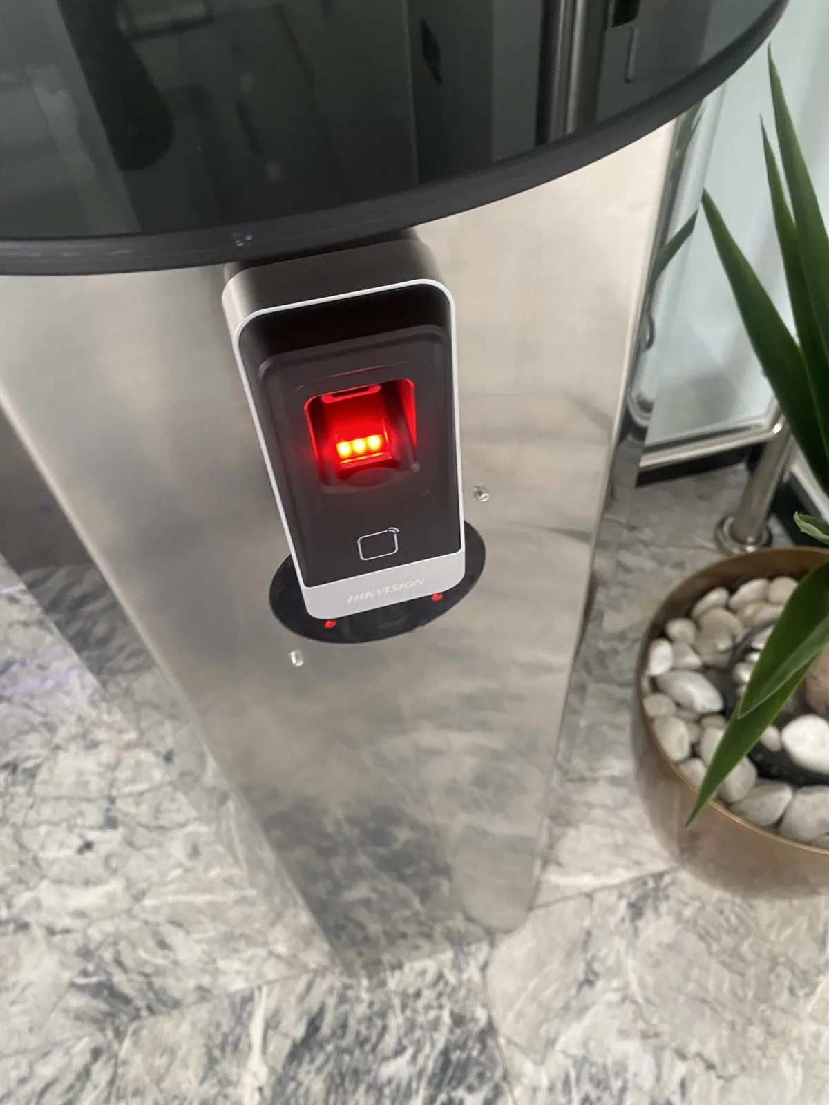 Lecteur empreinte et badge Hikvision sur un tourniquet à Casablanca