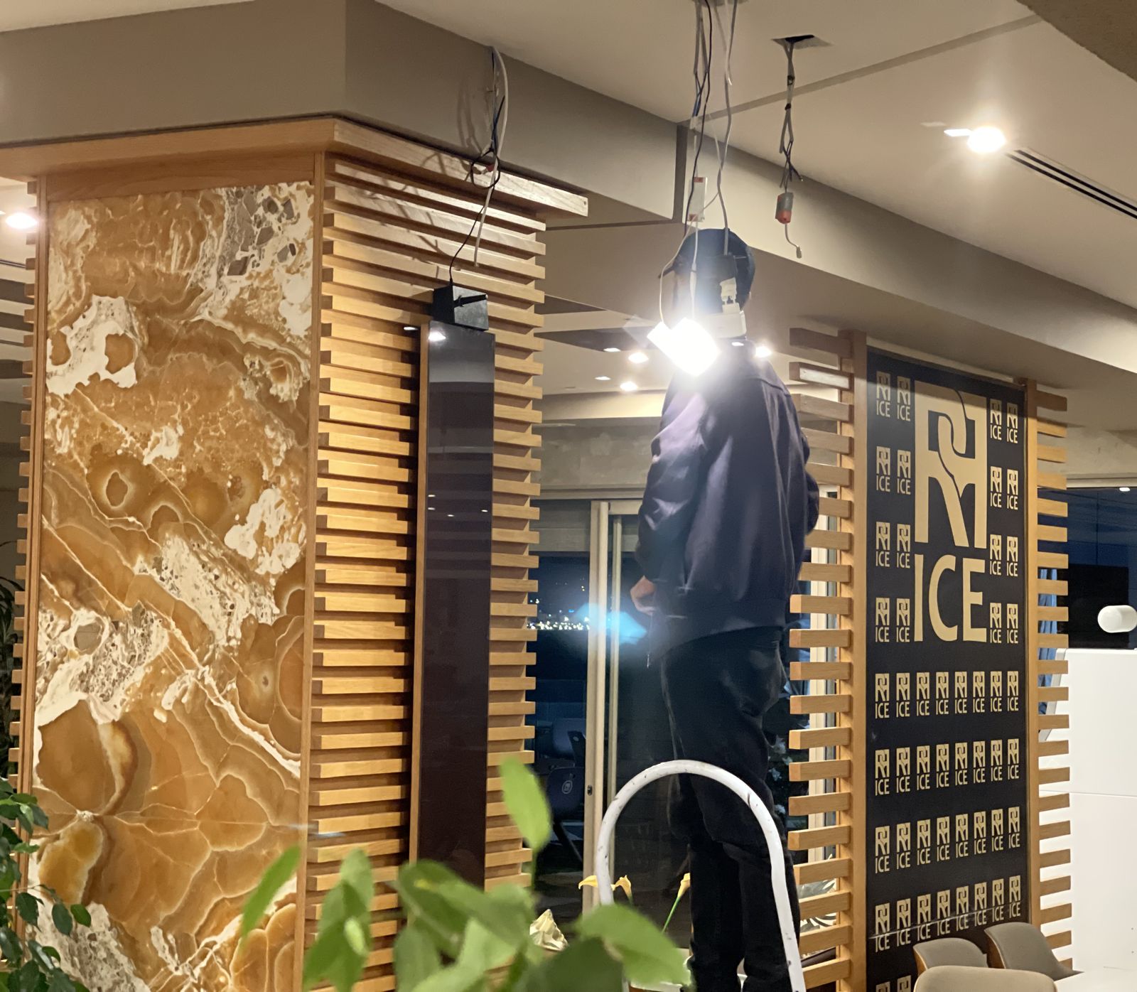 Technicien MPS au travail, de nuit - RR Ice Tanger - MPS